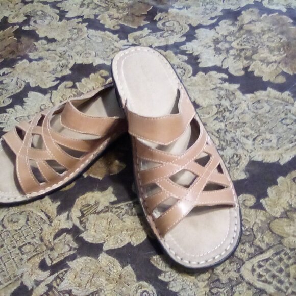EUC Comphy Sandals - Picture 1 of 4